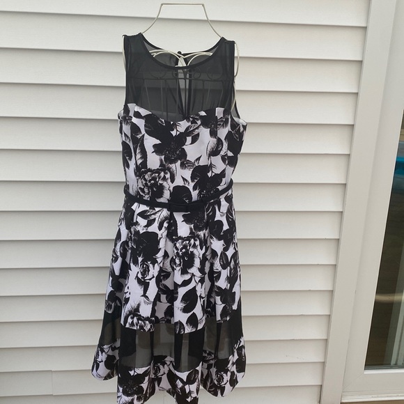 White House Black Market Dresses & Skirts - White House black market beautiful dress new with tags